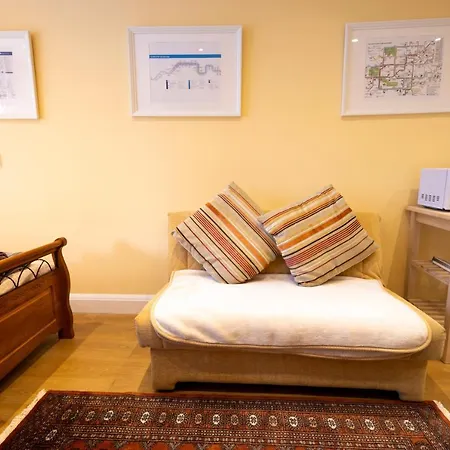 London Vegetarian Smoke & Pet Free En-suite With Ev Parking *