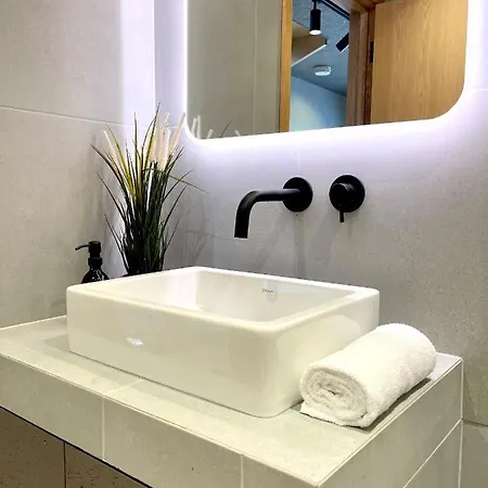 Stylish Urban Retreat West Ldn!