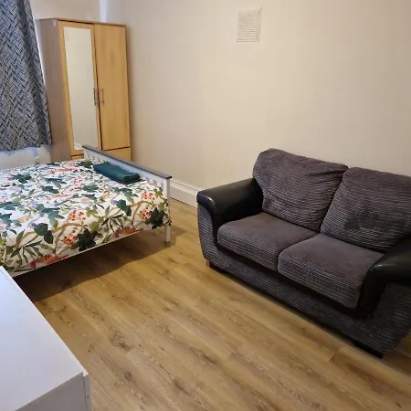 A Discreet Flat For The Family. Apartment