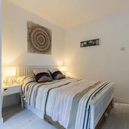 Spacious Flat In South With Balcony - Pass The Keys *