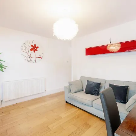 Spacious Flat In South With Balcony - Pass The Keys דירה