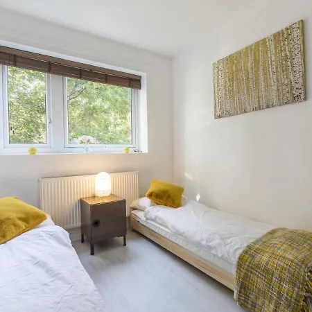Spacious Flat In South With Balcony - Pass The Keys *