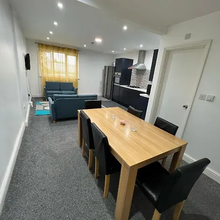4 Bedroom Shared House With 2 Own Guest house Harrow