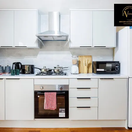 2 Bedroom House By Av Stays Short Lets Croydon With Free Wi-fi Сasa de vacaciones *