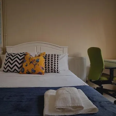 Lovely 5-bed With Free Parking And Garden