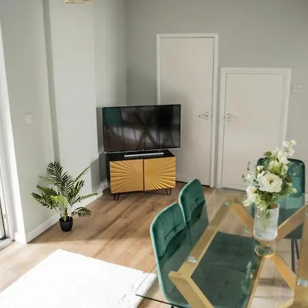 Dom wakacyjny West London Hideaway - Free Parking!