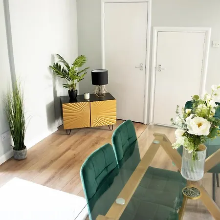 Dom wakacyjny West London Hideaway - Free Parking! Ealing