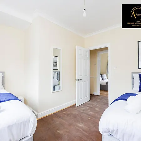 2 Bedroom House By Av Stays Short Lets Croydon With Free Wi-fi *