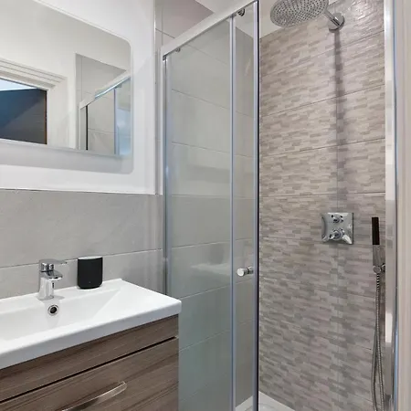 Apartment Spacious, 3 Bedroom, 2 Bathroom,