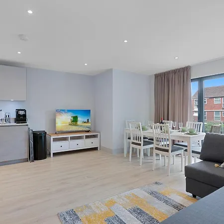 Spacious, 3 Bedroom, 2 Bathroom, Apartment Surbiton