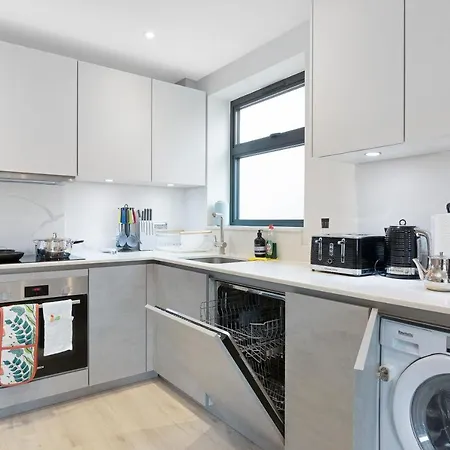 Spacious, 3 Bedroom, 2 Bathroom, * Surbiton