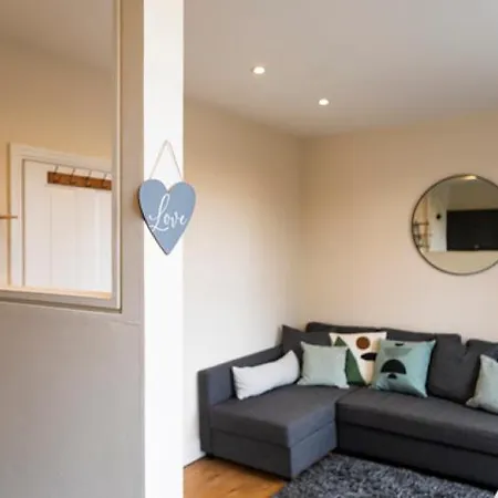 94b Mackenzie Road Apartment *