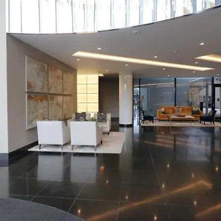Appartement Riverside Luxury - Pool, Gym, Sauna, Cinema, Bowling Alley And More! Londen