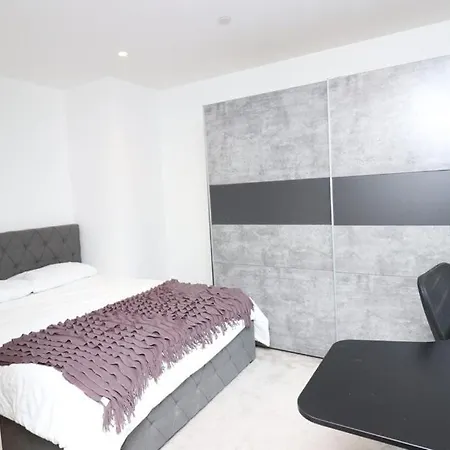 Riverside Luxury - Pool, Gym, Sauna, Cinema, Bowling Alley And More! Appartement