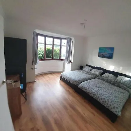 Oyo Timi Bed & Breakfast London