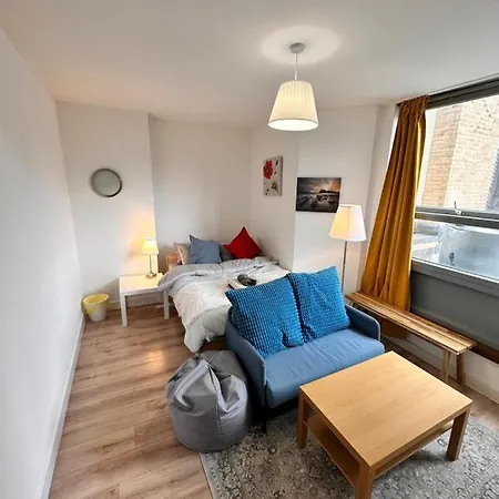 2 Modern Double In The Heart Of Brick Lane ロンドン