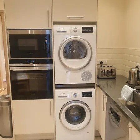 London Luxury 3 Bedroom Sleeps 8 With 3 Bathrooms 4 Mins Walk To Tube Free Parking * Ilford