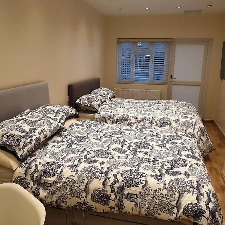 London Luxury 3 Bedroom Sleeps 8 With 3 Bathrooms 4 Mins Walk To Tube Free Parking *