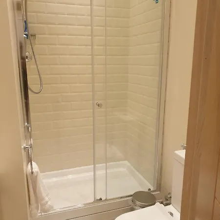 Apartment London Luxury 3 Bedroom Sleeps 8 With 3 Bathrooms 4 Mins Walk To Tube Free Parking *