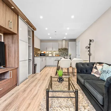 2 Bed, 2 Bath Gated Heathrow Lux アパート *