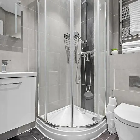 アパート 2 Bed, 2 Bath Gated Heathrow Lux ウェストドライトン