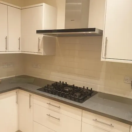 London Luxury 3 Bedroom Sleeps 8 With 3 Bathrooms 4 Mins Walk To Tube Free Parking * Ilford