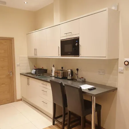 London Luxury 3 Bedroom Sleeps 8 With 3 Bathrooms 4 Mins Walk To Tube Free Parking Apartment Ilford