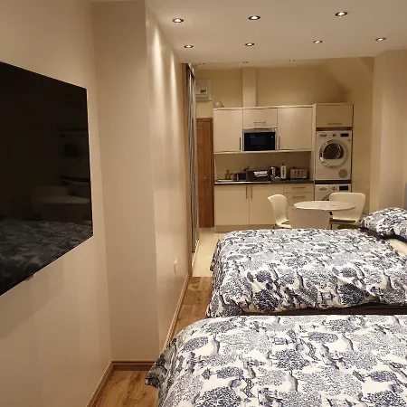 Apartment London Luxury 3 Bedroom Sleeps 8 With 3 Bathrooms 4 Mins Walk To Tube Free Parking *