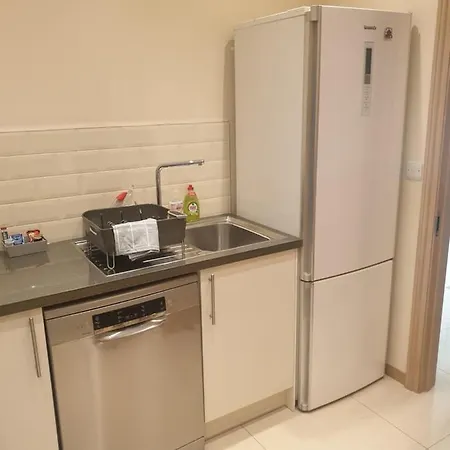 London Luxury 3 Bedroom Sleeps 8 With 3 Bathrooms 4 Mins Walk To Tube Free Parking Ilford