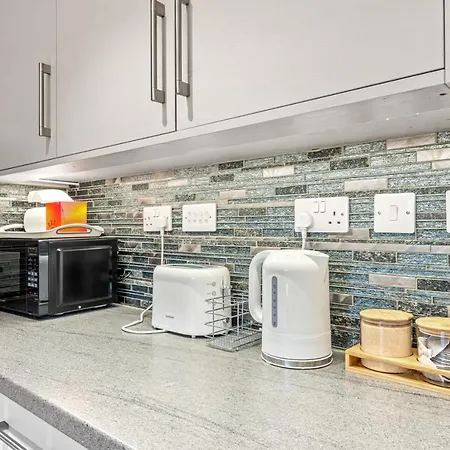 2 Bed, 2 Bath Gated Heathrow Lux * ウェストドライトン