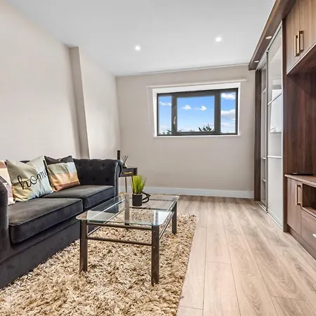 2 Bed, 2 Bath Gated Heathrow Lux *