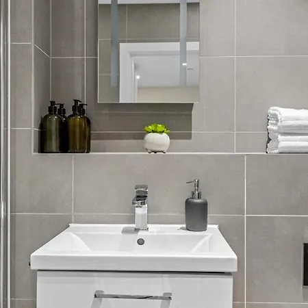 アパート 2 Bed, 2 Bath Gated Heathrow Lux ウェストドライトン