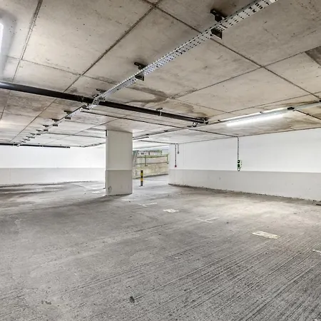 2 Bed, 2 Bath Gated Heathrow Lux