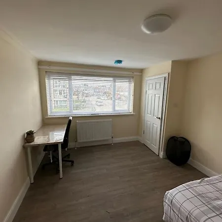 Modern & Spacious Terrace House Friern Barnet