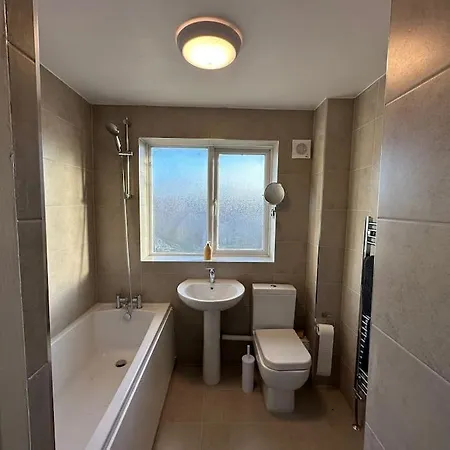 Modern & Spacious Terrace House Friern Barnet