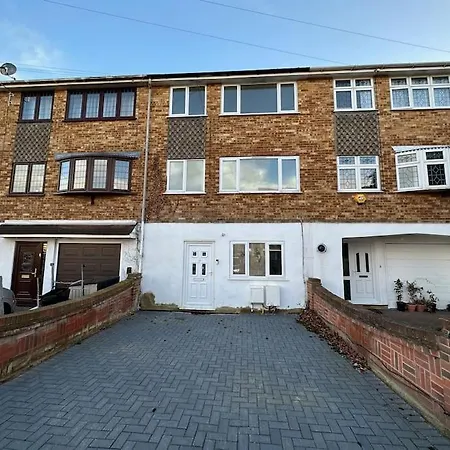 Modern & Spacious Terrace House Friern Barnet