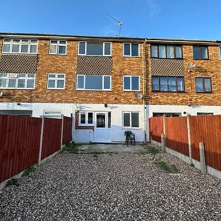 Modern & Spacious Terrace House Friern Barnet