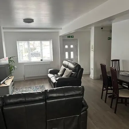 Modern & Spacious Terrace House Holiday home Friern Barnet