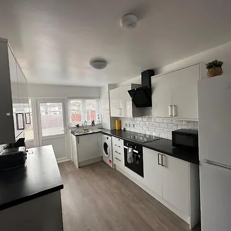 Modern & Spacious Terrace House Holiday home