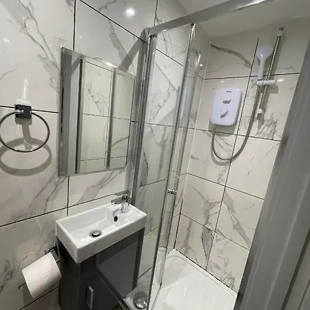 Letzi Premium Cozy Retreat Private En-suite Rooms, Heathrow Airport هايس