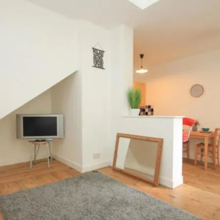 Private Close To Thames River And Town