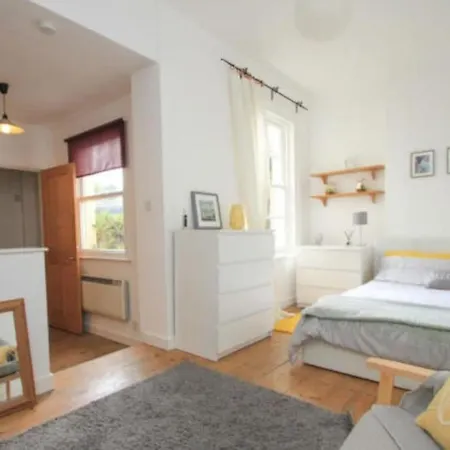 Apartment Private Close To Thames River And Town