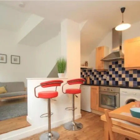 Private Close To Thames River And Town Apartment