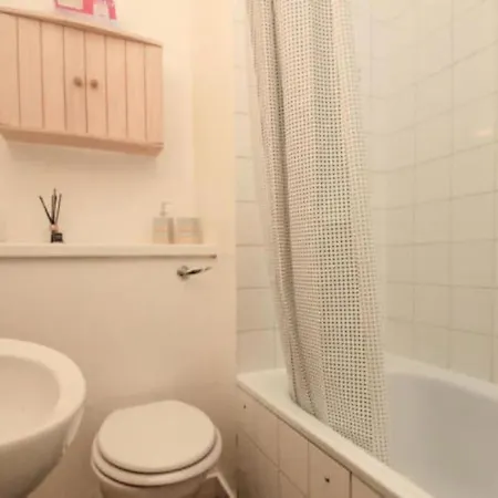 Apartment Private Close To Thames River And Town Kingston upon Thames (Greater London)