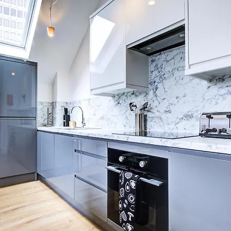 Hybrid Resi - London, Near Richmond - Wimbledon * New Malden