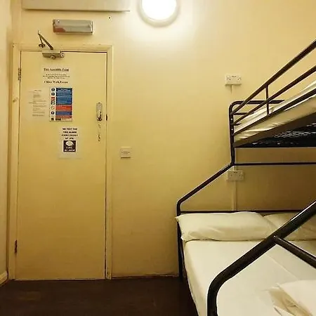 Hostal Onefam Waterloo 18-36 Years Old