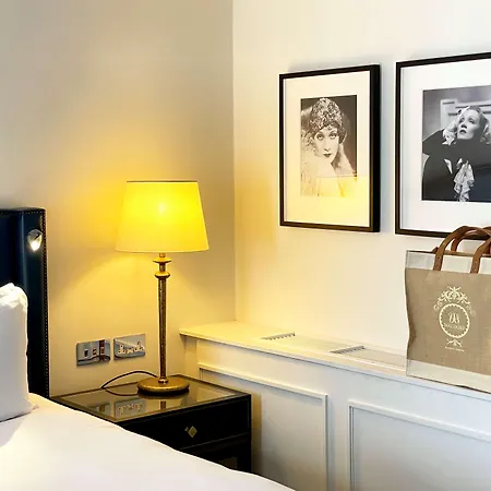 The Waldorf Hilton Otel