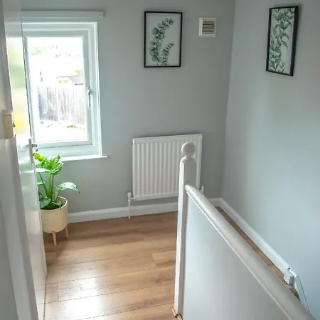 Dom wakacyjny West London Hideaway - Free Parking! Ealing