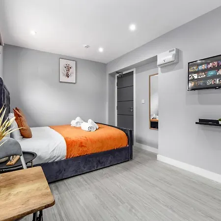Heathrow Stays - Tw13 Guest house Feltham