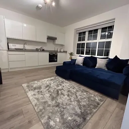 1 Bed High Quality Modern Flat